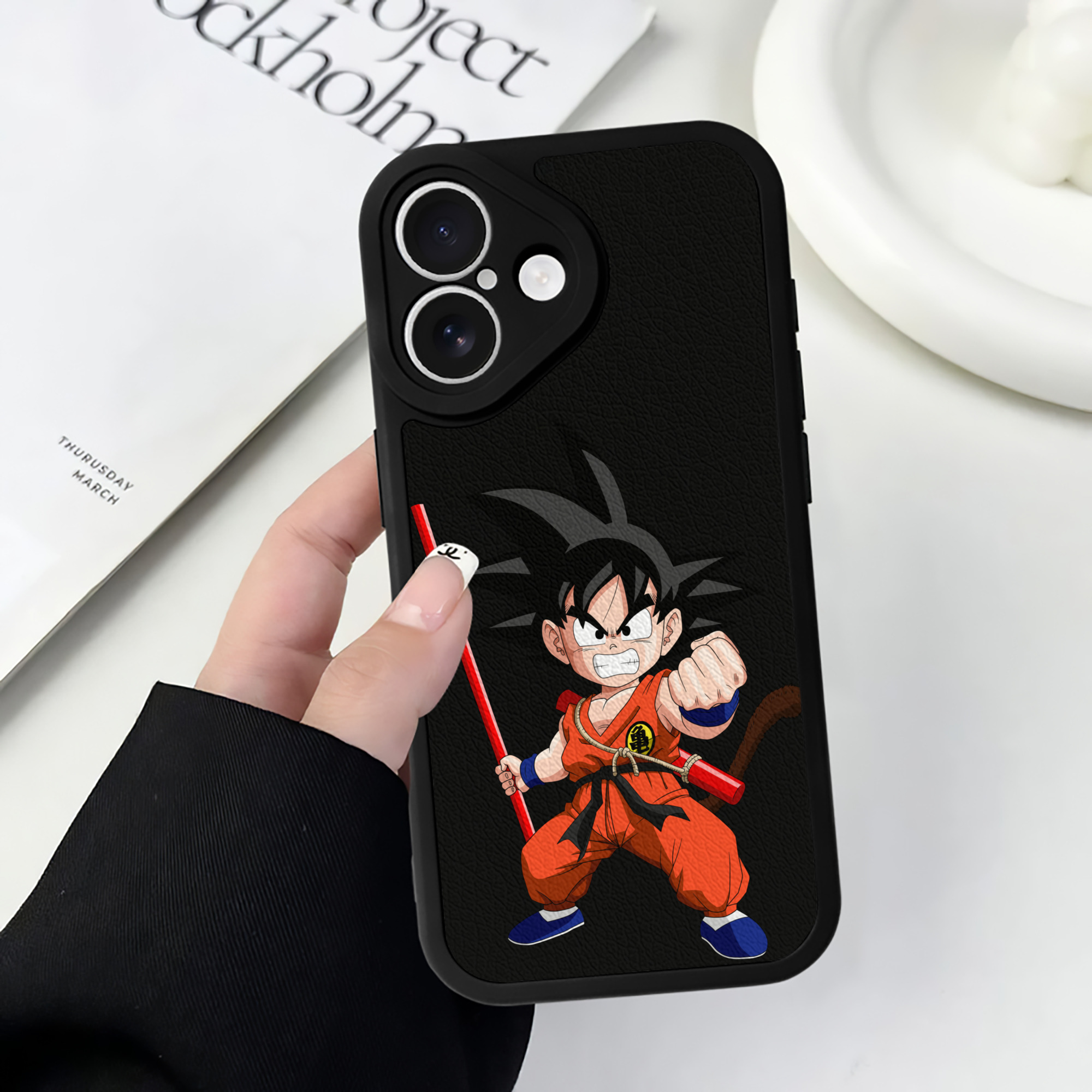 （画像用） ドラゴンボール 孫悟空（そん ごくう）Son Goku カカロット DRAGON BALL Kakarotto 【iPhone 16シリーズ対応】シリコンスマホケース（レザー調） 材質：シリコン